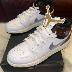 [FQ8162-142] AIR JORDAN RETRO 1 MID SE (GS) 6.5Y Size 8 Women’s